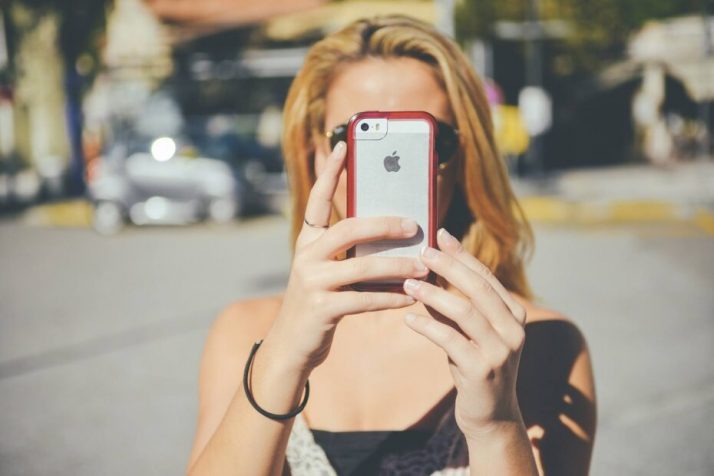 piękna laska pisze z chłopakiem na czacie przez telefon
